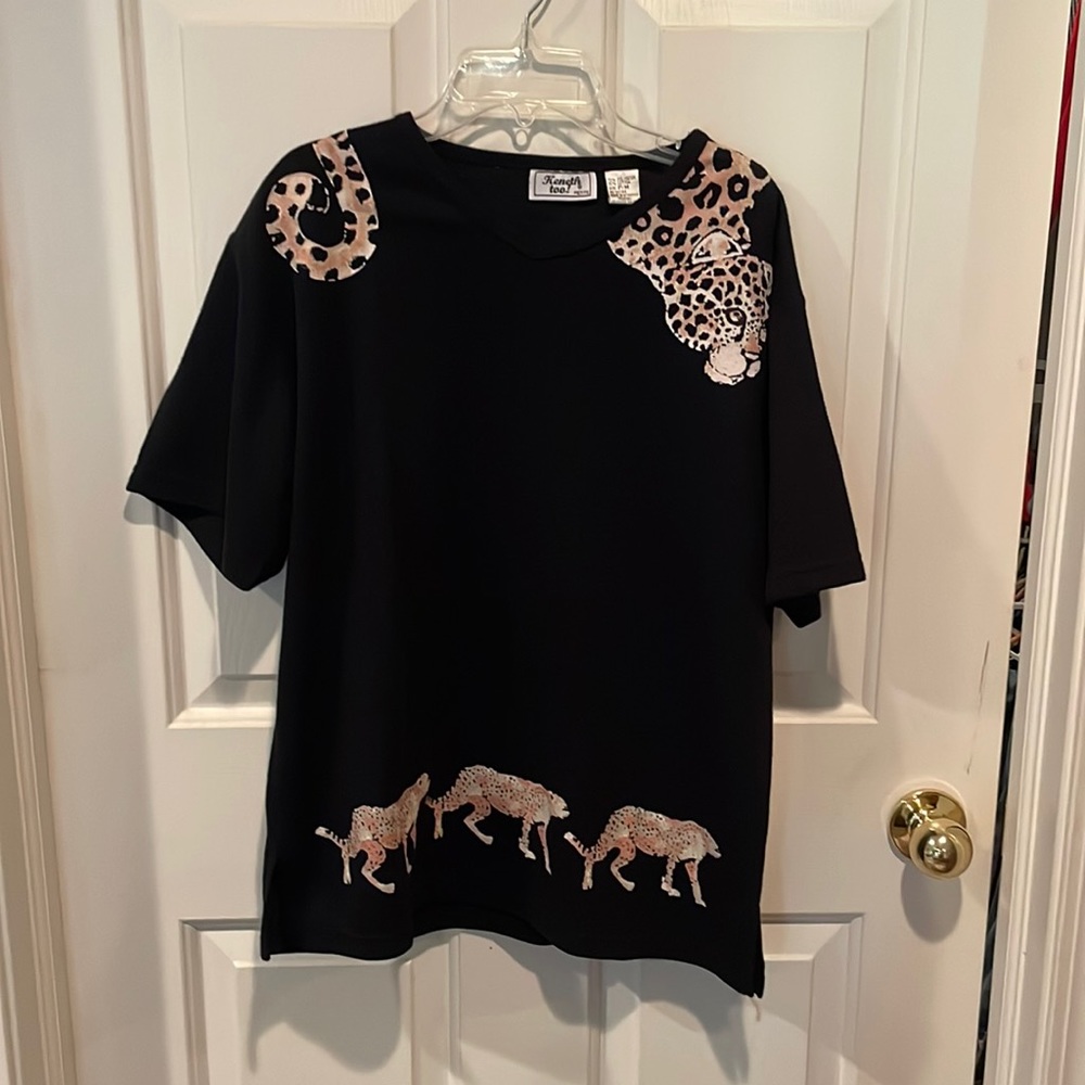 Kenneth Too Sz PM Black cheetah accented SS knit top GUC B71